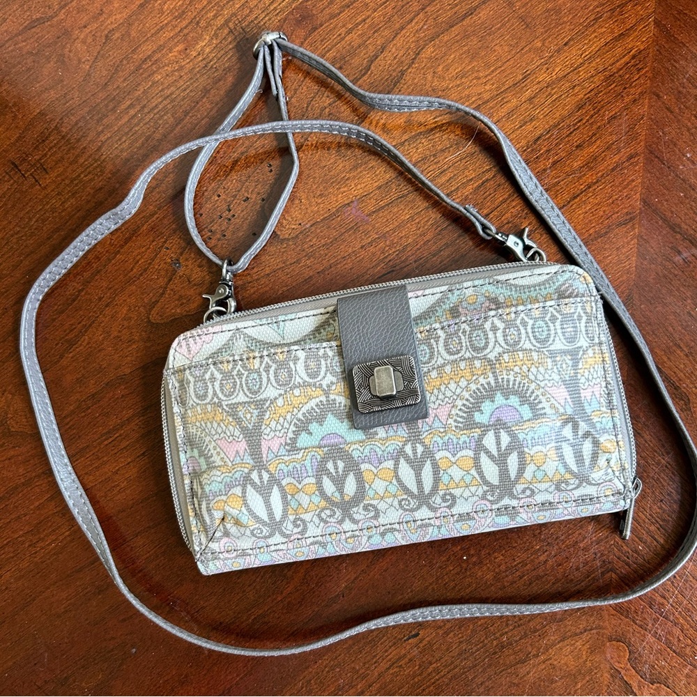 NWOT Sakroots crossbody bag with multiple compartments